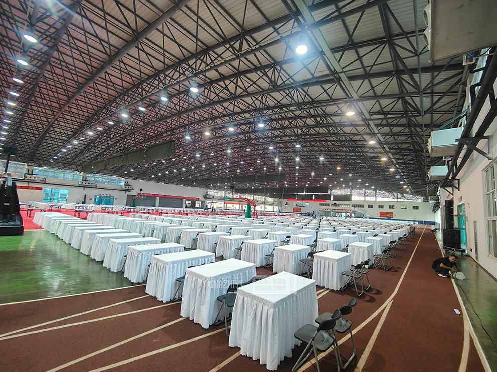 洛陽桌椅租賃廠家用心服務(wù)，體育館內(nèi)比賽現(xiàn)場煥然一新