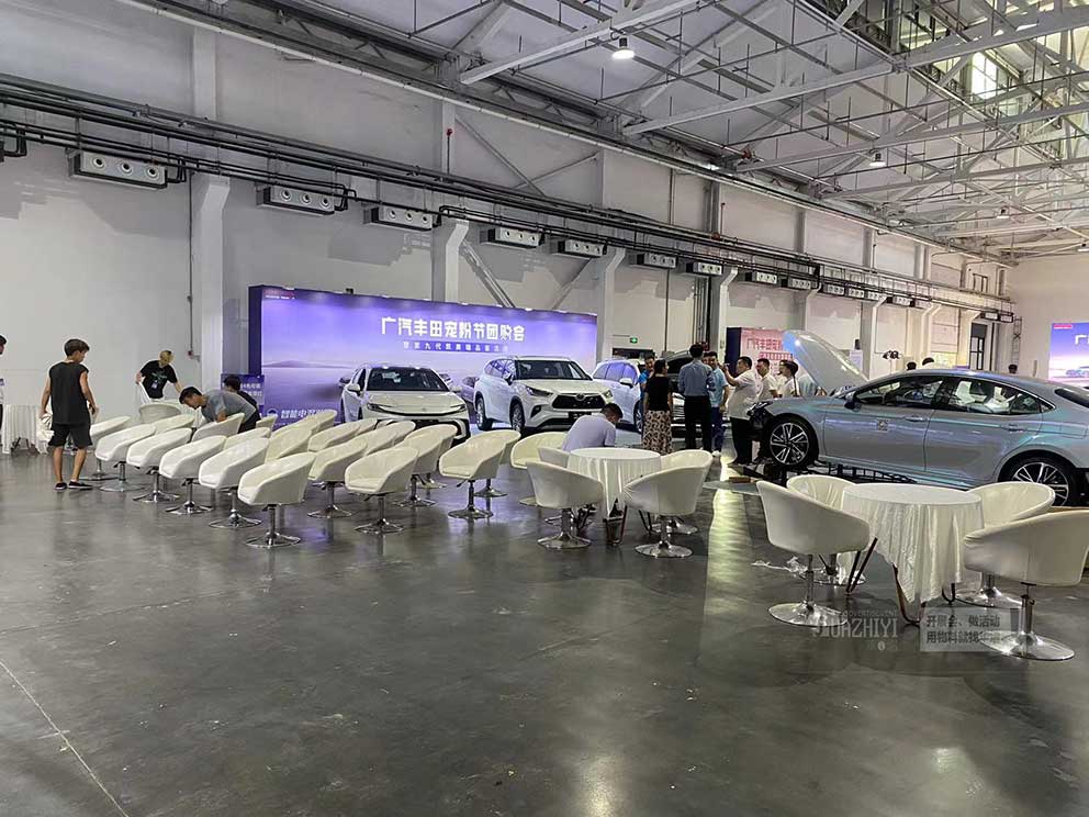 鄭州桌椅出租提供的旋轉(zhuǎn)沙發(fā)椅干干凈凈，十分好看