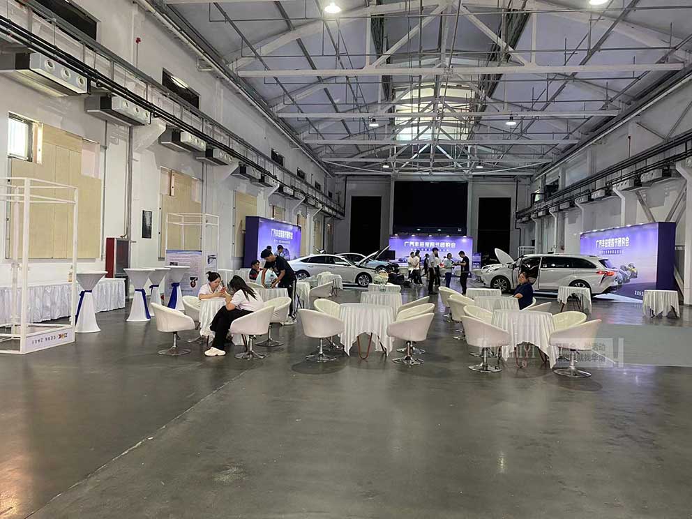 鄭州桌椅出租提供的旋轉(zhuǎn)沙發(fā)椅干干凈凈，十分好看