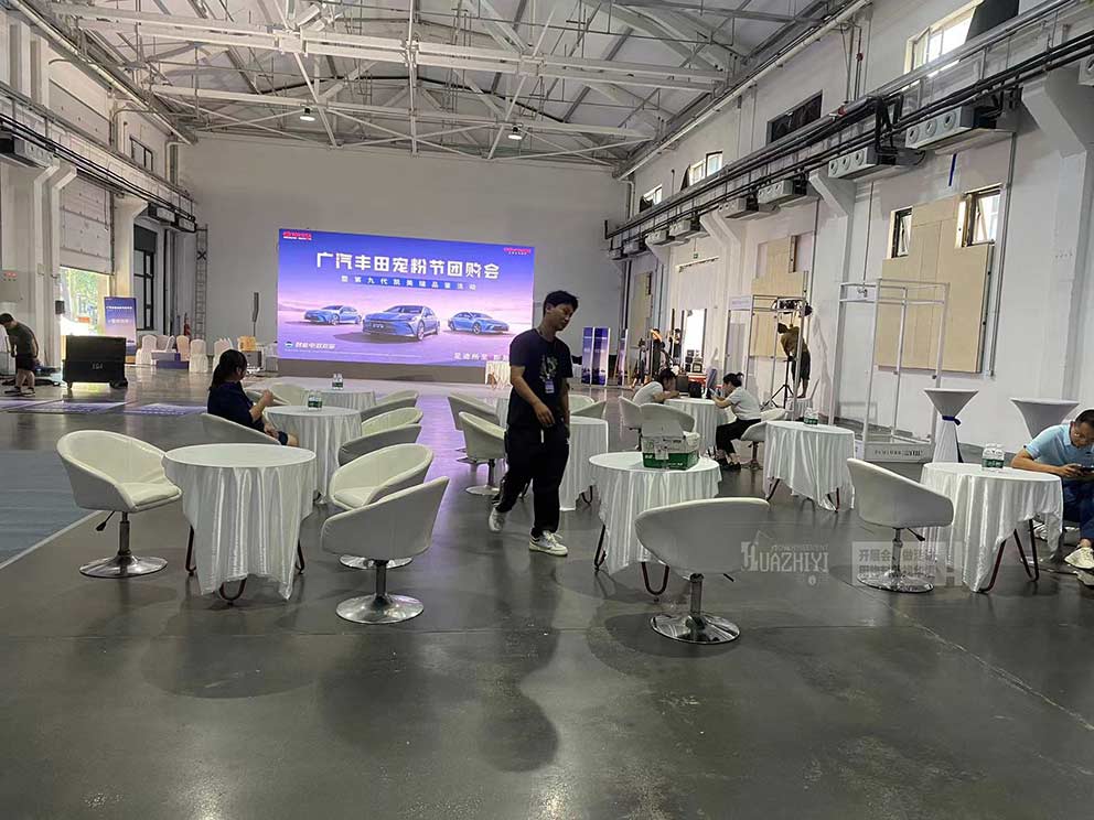 鄭州桌椅出租提供的旋轉(zhuǎn)沙發(fā)椅干干凈凈，十分好看