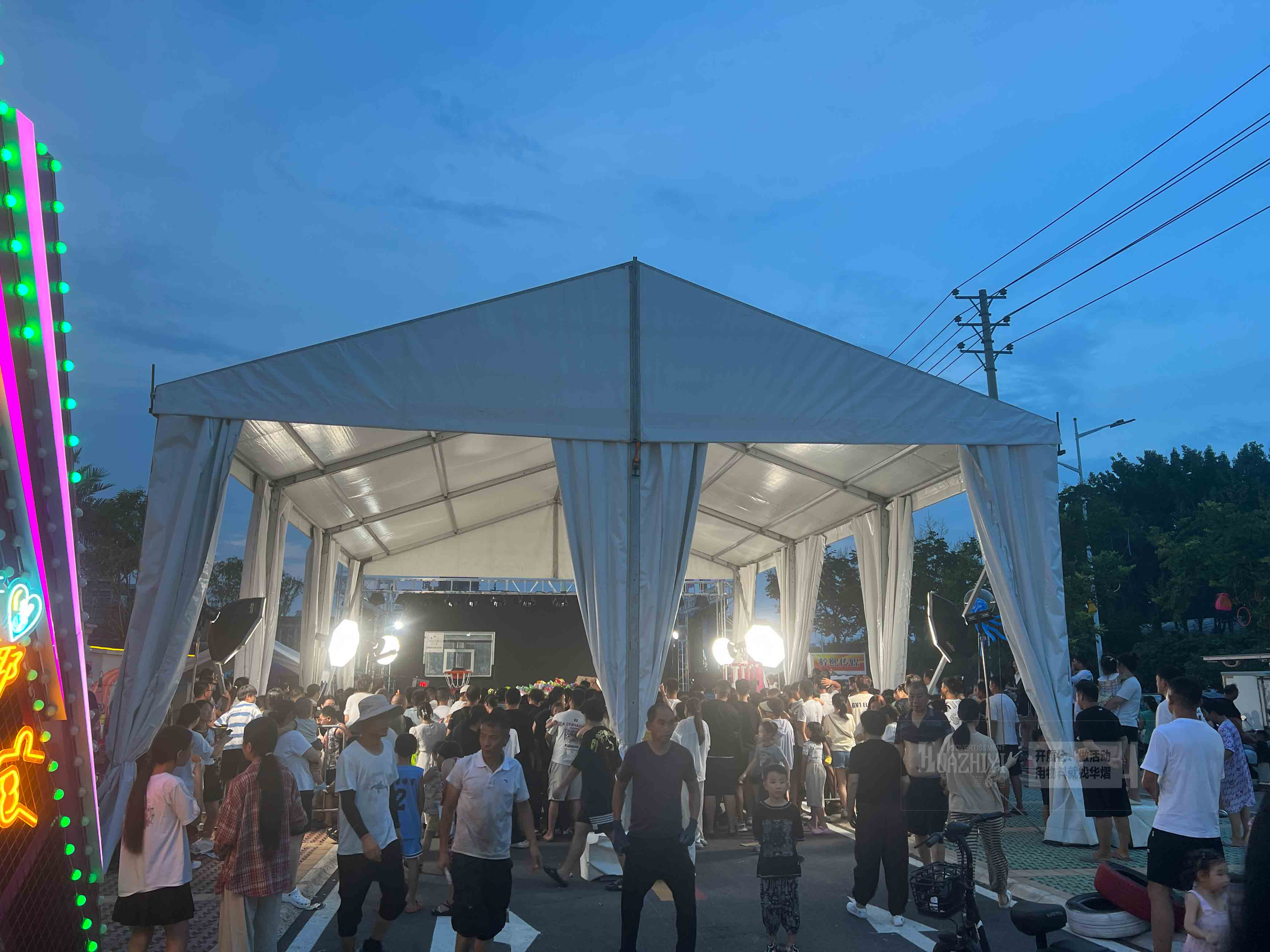 夏季室外臨時活動沒有遮擋擔(dān)心下雨？新鄉(xiāng)篷房租賃廠家來幫您