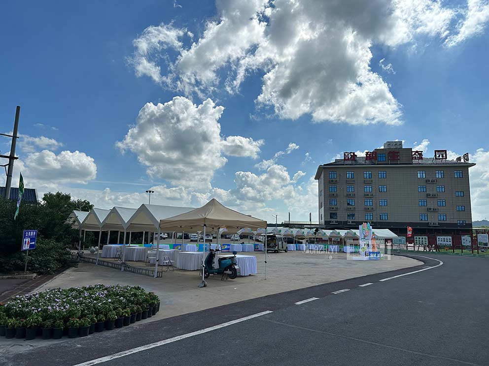 藍(lán)天白云下的新鄉(xiāng)帳篷出租十分協(xié)調(diào)美觀，形成了一副美麗的畫卷