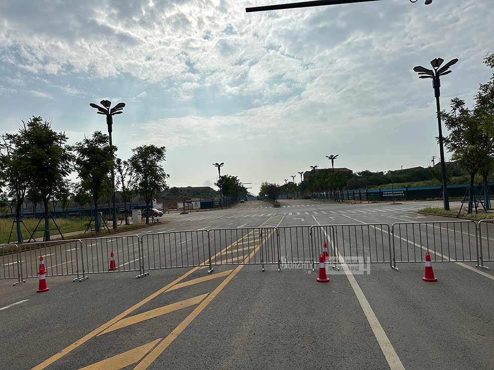 開封鐵馬護(hù)欄租賃布置的護(hù)欄可以做為臨時道路管制來用