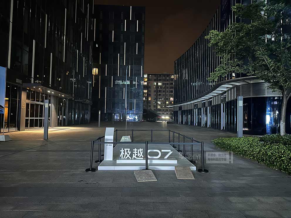 開封鐵馬護(hù)欄租賃布置的護(hù)欄可以做為臨時道路管制來用