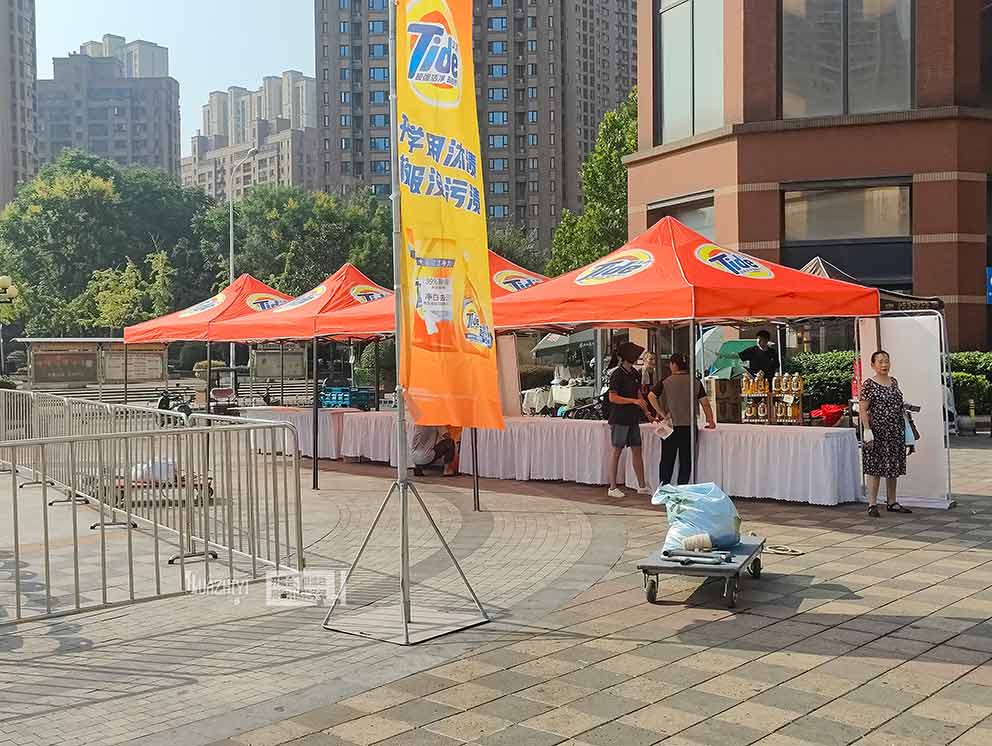 汰漬社區(qū)嘉年華現(xiàn)場(chǎng)護(hù)欄由鄭州鐵馬護(hù)欄租賃公司布置