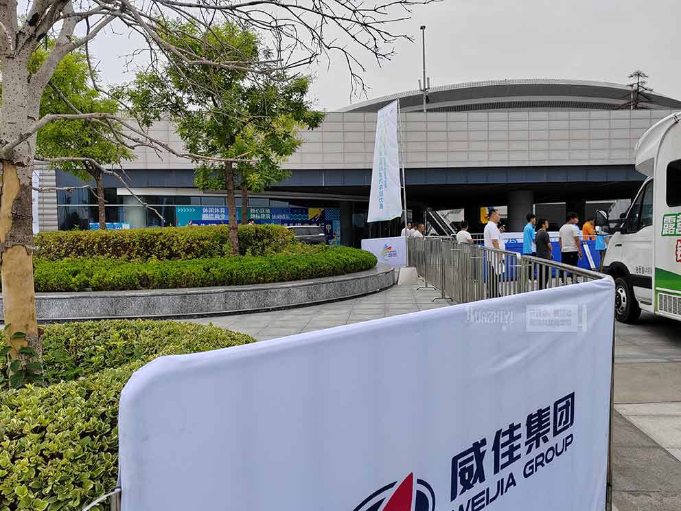 2024中國(guó)鄭州新能源汽車?yán)悊?dòng)儀式現(xiàn)場(chǎng)使用鄭州鐵馬護(hù)欄租賃