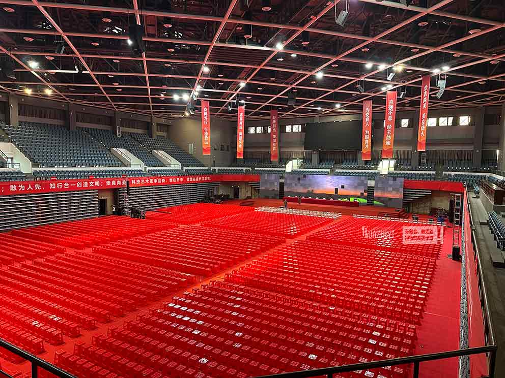 開封桌椅出租公司助力武漢紡織大學(xué)畢業(yè)典禮，提供千把塑料凳