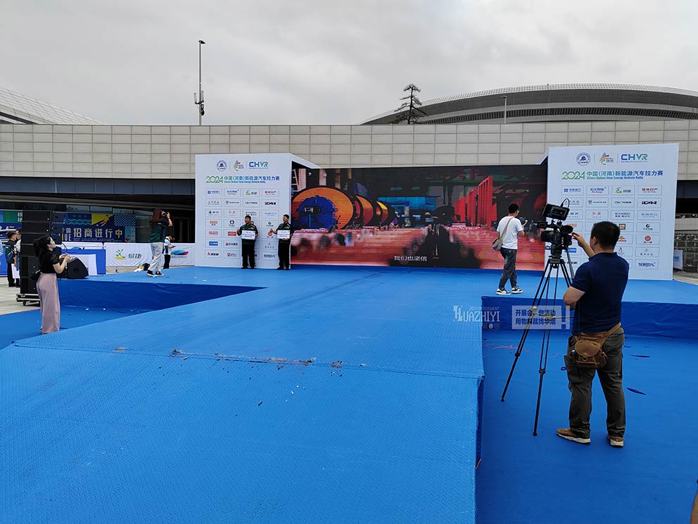 鄭州地臺(tái)租賃公司搭建汽車?yán)悊?dòng)儀式舞臺(tái)，美觀結(jié)實(shí)