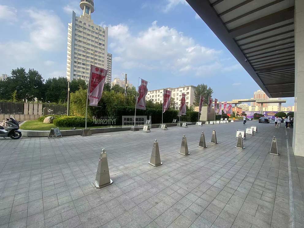 鄭州道旗出租提供布置洲際酒店參半會(huì)議不銹鋼底座道旗