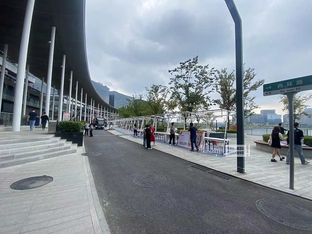 鄭州桌椅出租在金融島戶外集市提供數(shù)套長條桌貴賓椅