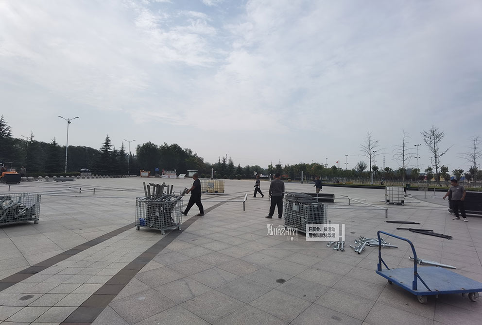 鄭州舞臺租賃在河津體育中心準備進場搭建舞臺