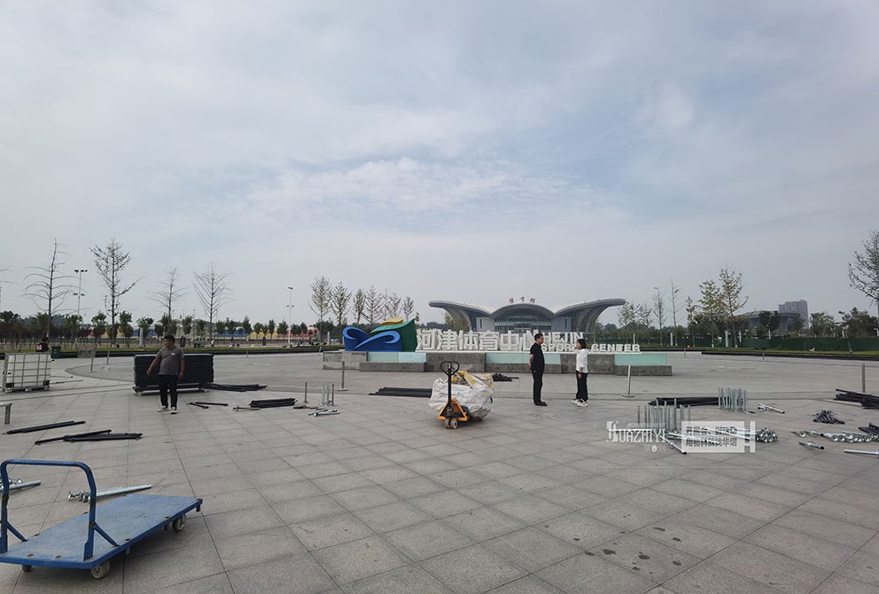 鄭州舞臺租賃在河津體育中心準備進場搭建舞臺
