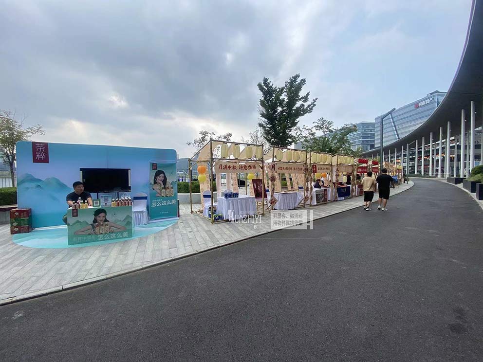 鄭州桌椅出租在金融島戶外集市提供數(shù)套長條桌貴賓椅