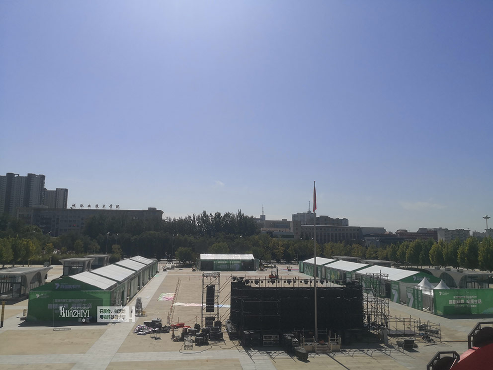 鄭州篷房出租搭建的尖頂篷房用在購物節(jié)很合適