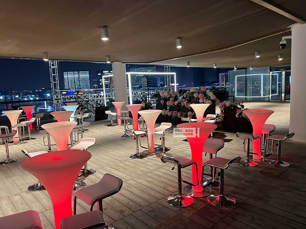 鄭州桌椅出租為金融島悅湖公館提供發(fā)光桌椅租賃