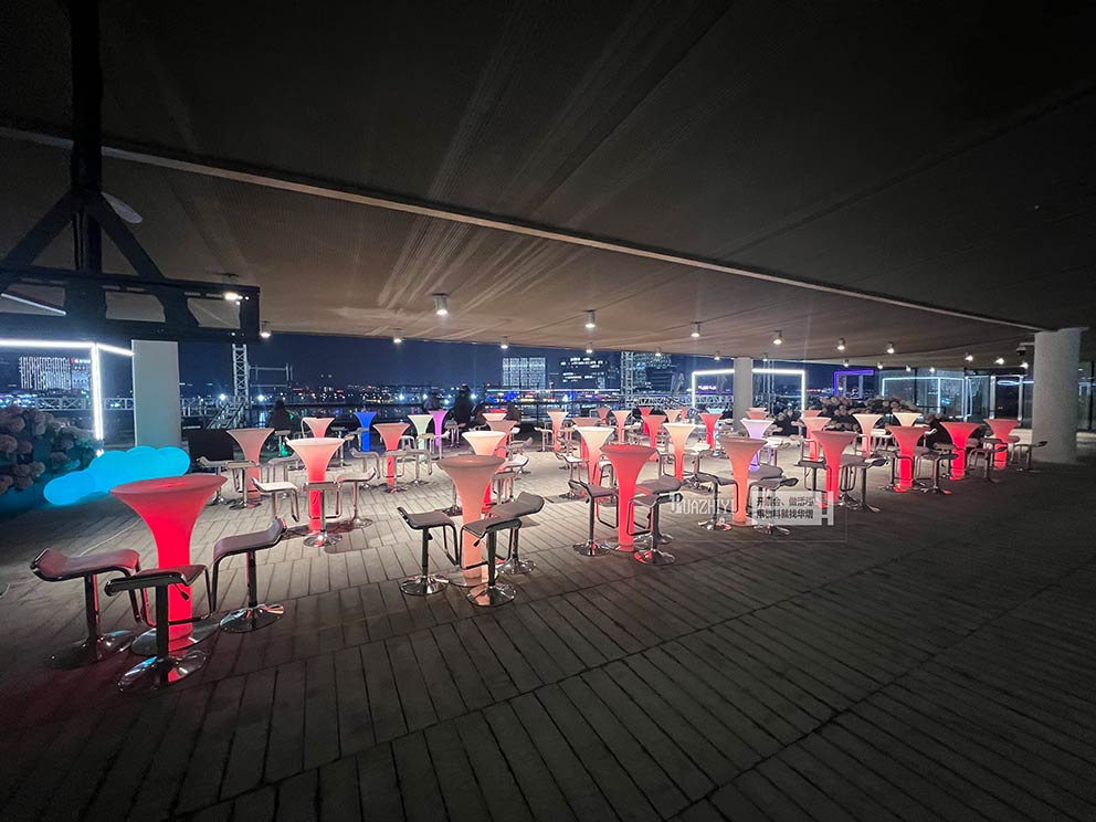 鄭州桌椅出租為金融島悅湖公館提供發(fā)光桌椅租賃