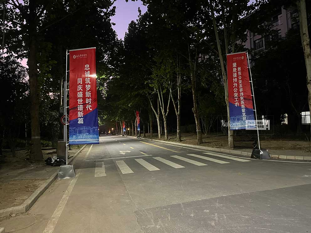 鄭州道旗出租在夜色中施工:已將各個(gè)道旗布置到位