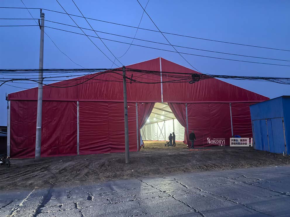 開封婚慶篷房出租公司在土地上搭建一座喜慶的紅色篷房