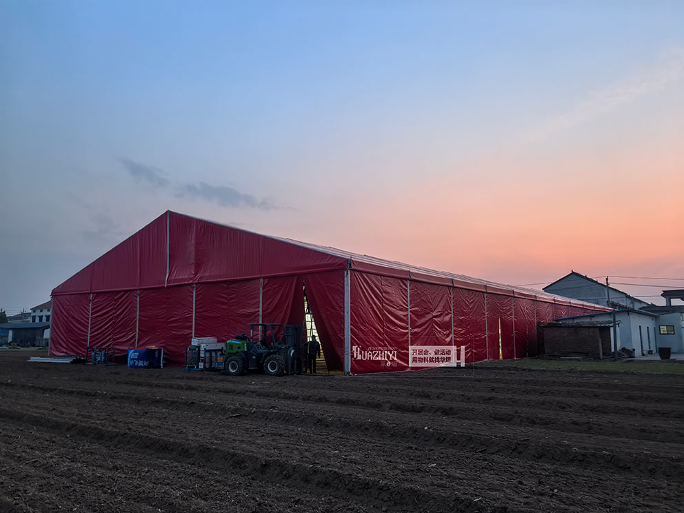 開封婚慶篷房出租公司在土地上搭建一座喜慶的紅色篷房