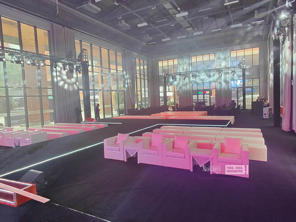鄭州沙發(fā)出租為慶典活動提供沙發(fā)凳和沙發(fā)條