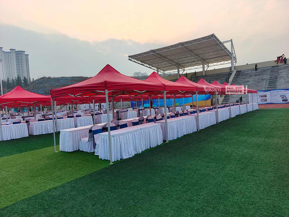 鄭州帳篷出租公司布置學校招聘會現(xiàn)場紅色簡易帳篷