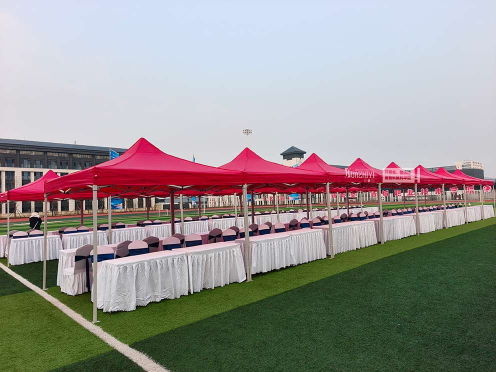 鄭州帳篷出租公司布置學校招聘會現(xiàn)場紅色簡易帳篷