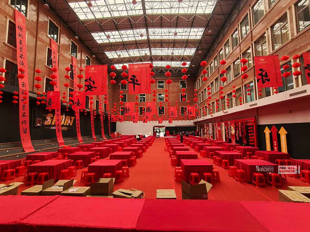 鄭州城市學(xué)院冬至活動租賃使用華熠的長條桌塑料方凳