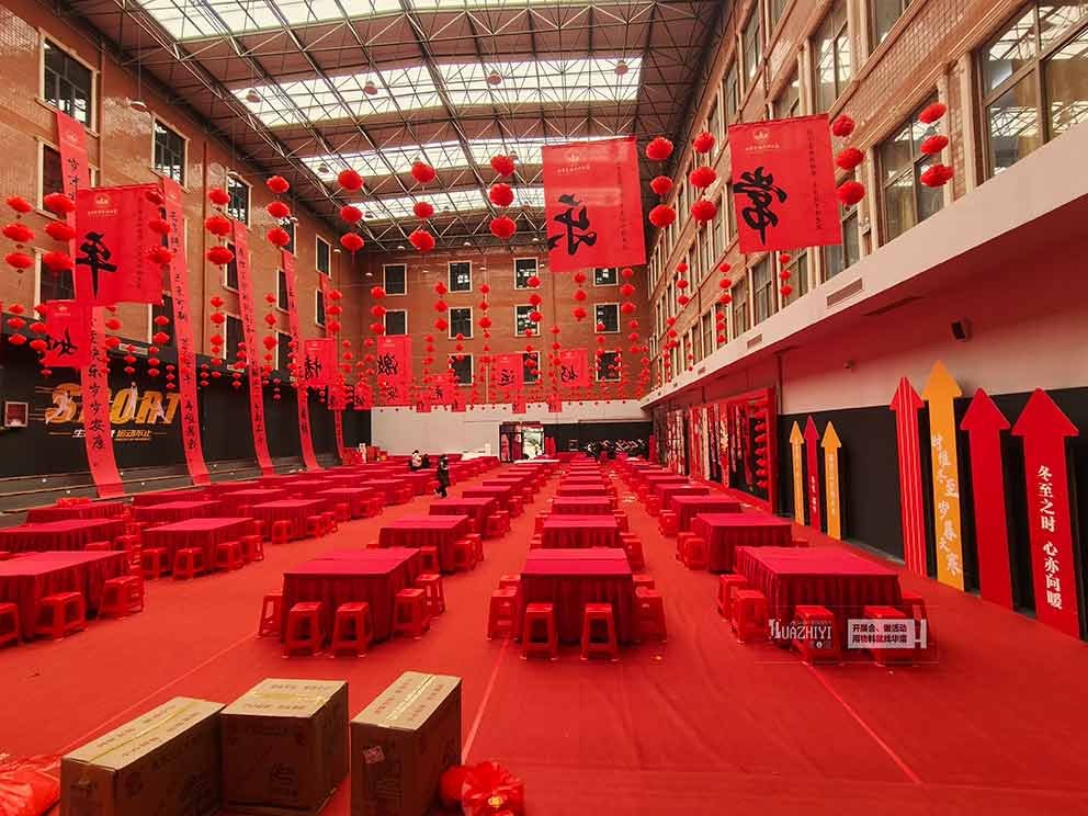 鄭州城市學(xué)院冬至活動租賃使用華熠的長條桌塑料方凳