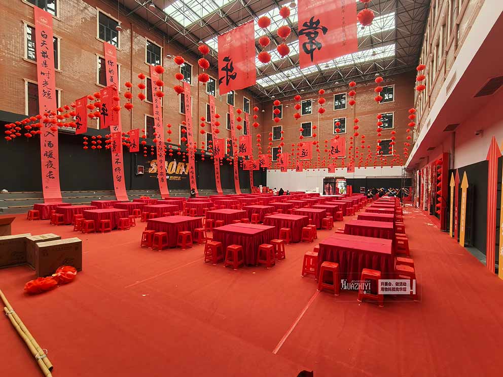 鄭州城市學(xué)院冬至活動租賃使用華熠的長條桌塑料方凳