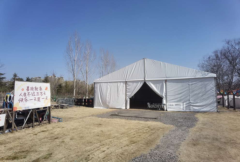露營新領(lǐng)地現(xiàn)場搭建了一座純凈潔白的大型篷房
