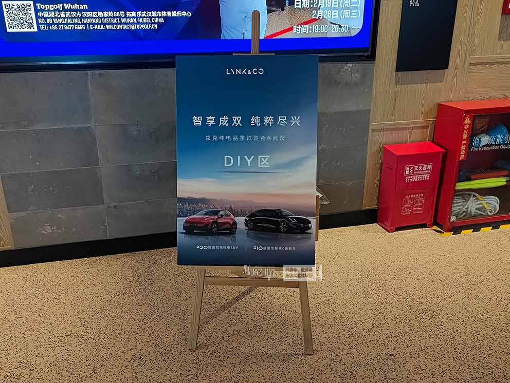 華熠海報架出租助力汽車品牌活動