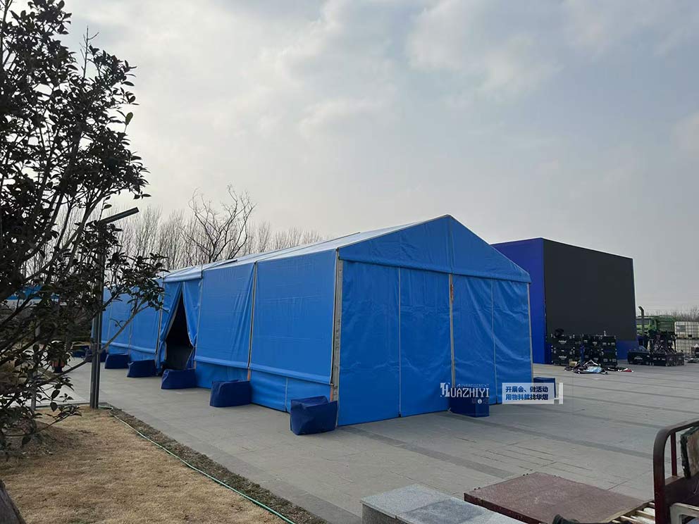 華熠篷房租賃搭建一座嶄新的藍色篷房