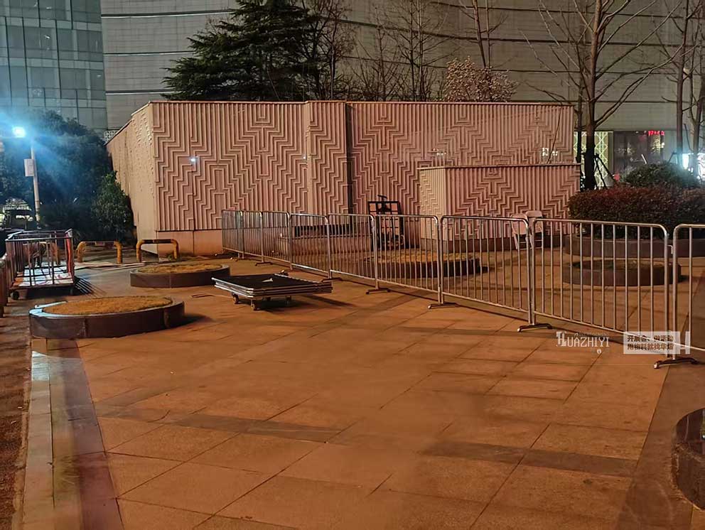 華熠鐵馬護(hù)欄租賃布置購(gòu)物中心外圍護(hù)欄