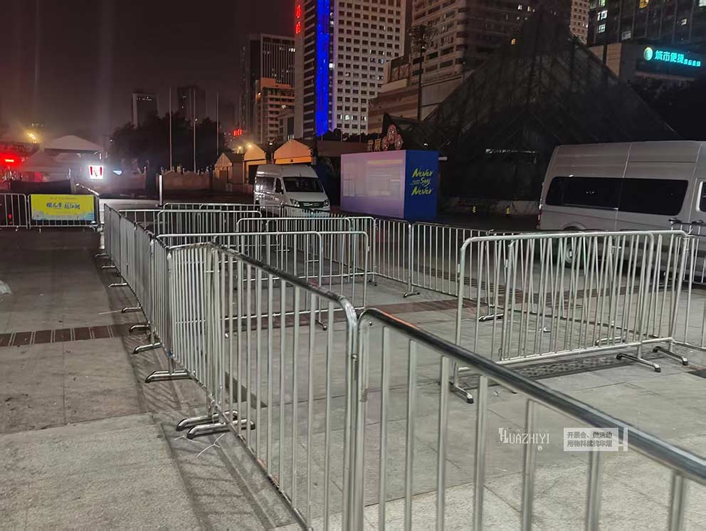 華熠鐵馬護(hù)欄租賃布置購(gòu)物中心外圍護(hù)欄