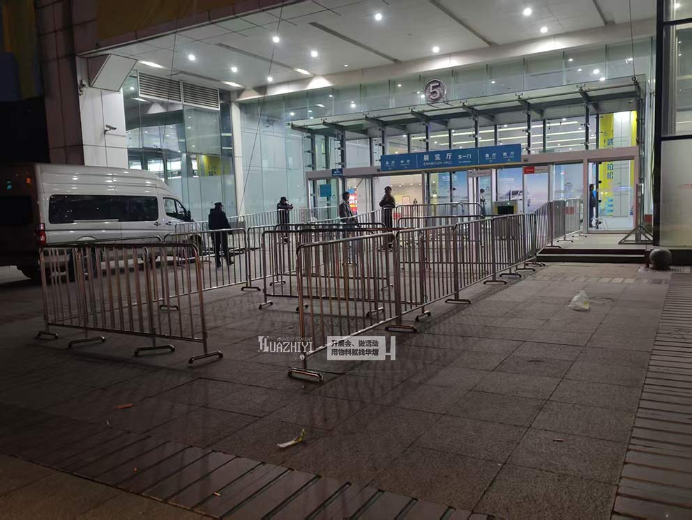 華熠鐵馬護(hù)欄租賃布置購(gòu)物中心外圍護(hù)欄