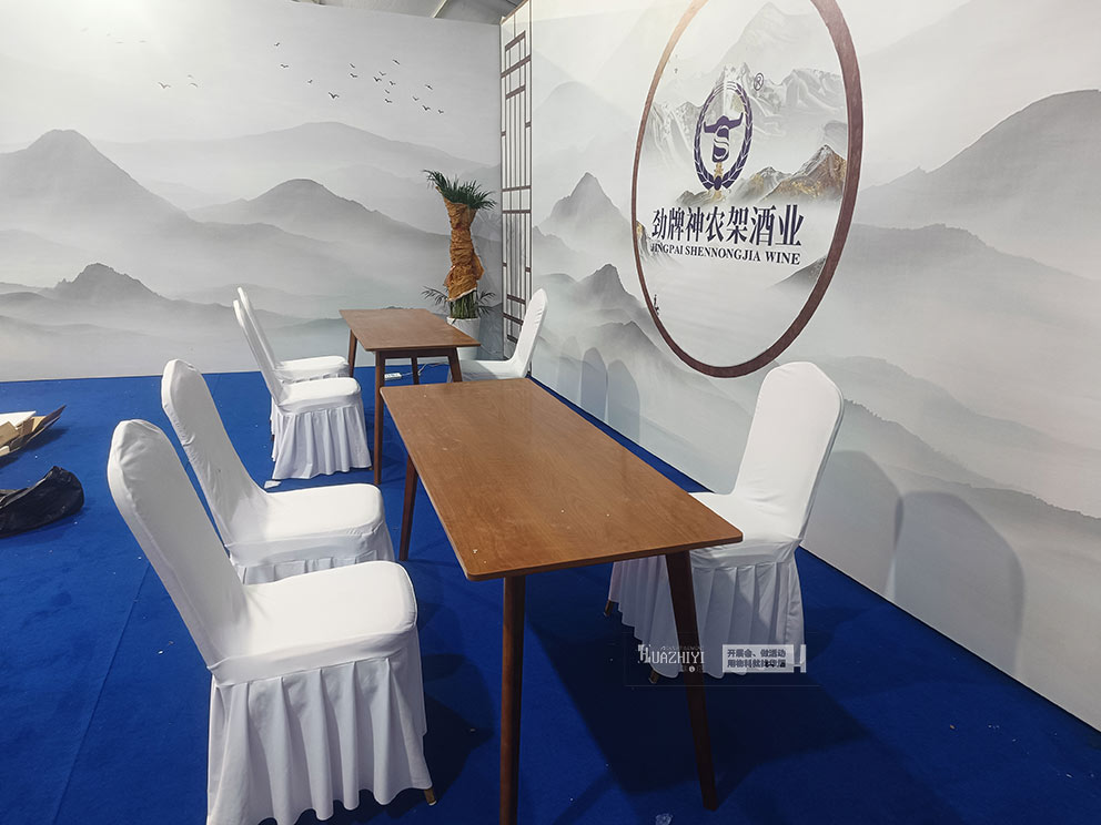 華熠桌椅出租搭配白色椅套整潔干凈