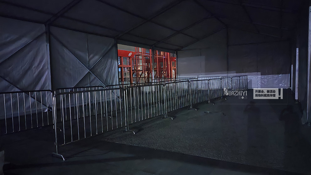 華熠鐵馬護欄租賃公司提供布置會展中心安檢處防爆欄